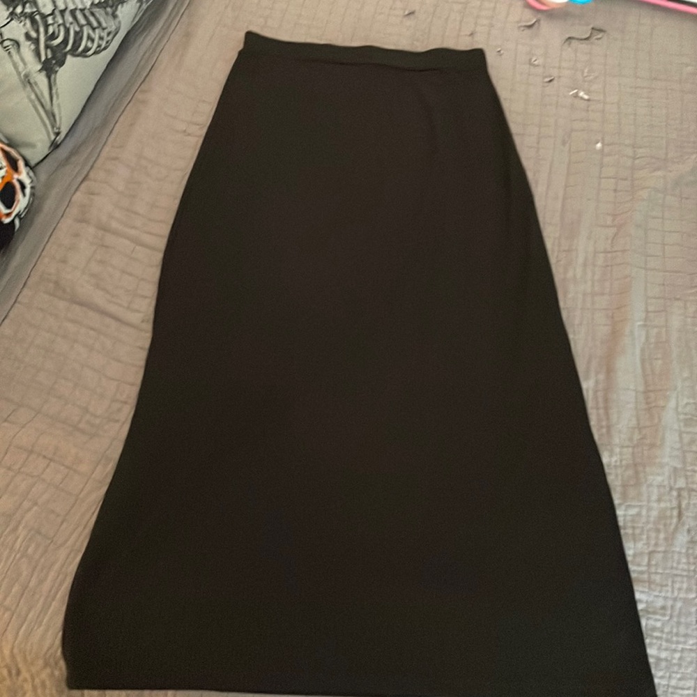Black ribbed skirt w slit - new